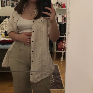 Skjorta - väldigt oversized kortärmad skjorta. vid fler frågor är det bara att skriva :P (jag på bilden är M)