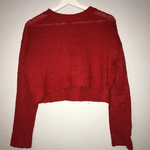 Stickad tröja - En cropad stickad tröja i färgen röd. Perfekt till jul! Bra skick. Säljer den för att jag växte ur den.