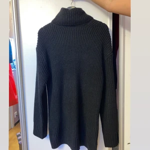 Stickad klänning  - En jättemysig stickad klänning med polo från gina tricot.  Kan användas till vintern eller våren/hösten då den är ganska varm & skön. Storlek XL 