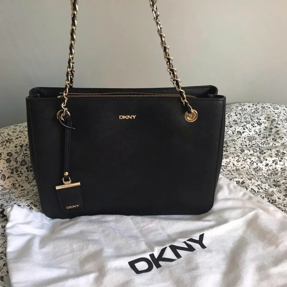 Säljer DKNY väska (äkta). Den är i fint skick. Säljer för 600kr. . Väskor.