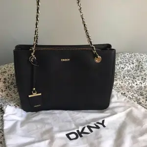 Säljer DKNY väska (äkta). Den är i fint skick. Säljer för 600kr. 