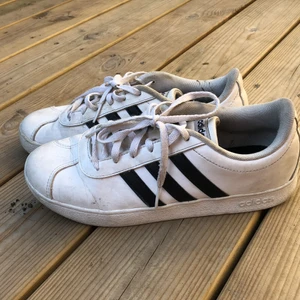 Adidas skor  - Adidaskor stolek 37 vita med svarta adidas ränder 