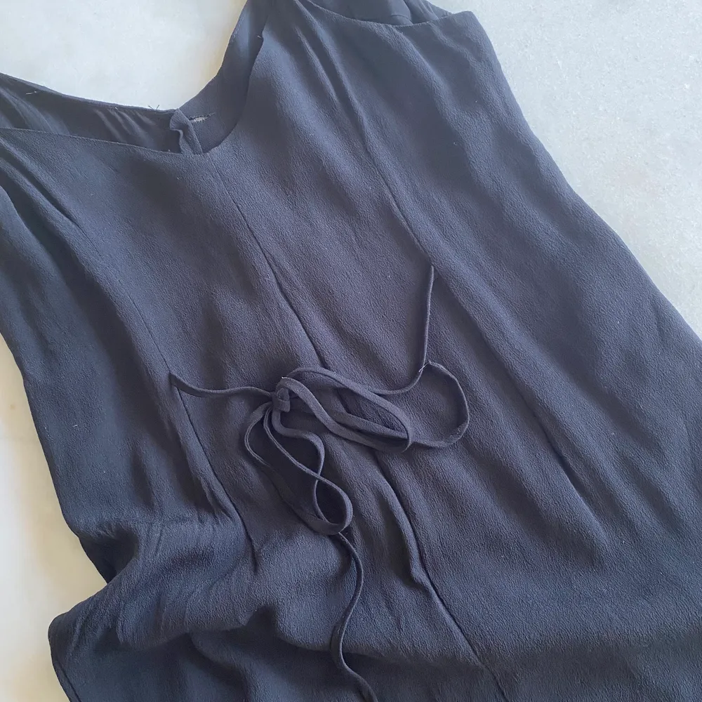 Söt kort klänning med knyt i ryggen som jag köpt i LA. Använd 1 gång. Liten i storleken🌸  Frakten är spårbar och inräknad i priset. . Klänningar.