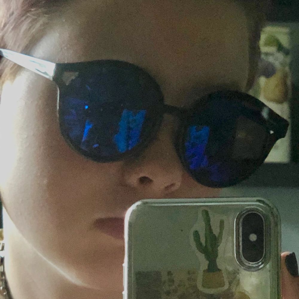 Solglasögon med blå tint på glaset | Plick Second Hand