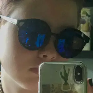 Svarta solglasögon med blått glas! passar inte riktigt min stil och är sällan använda. köparen står för frakt och frakten kan variera✨