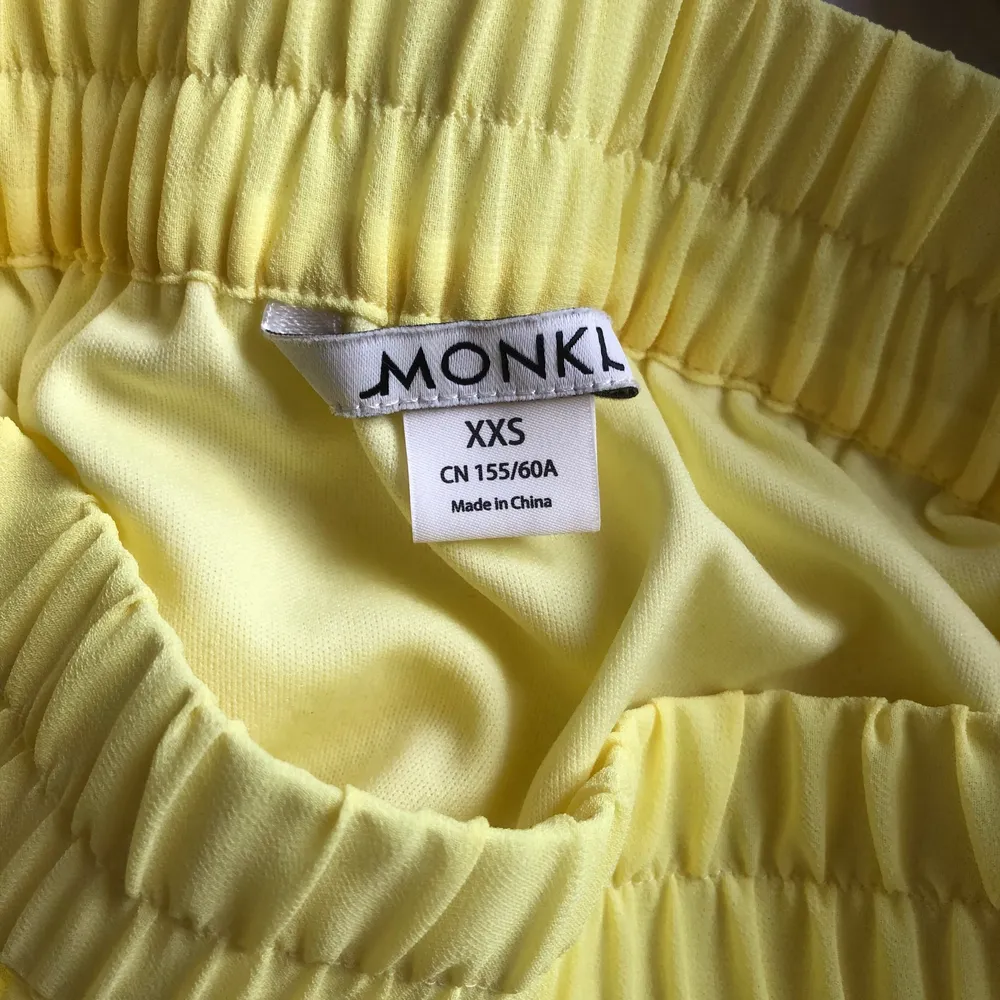 Säljer en längre gul kjol ifrån Monki, storlek XXS men funkar som en XS, inte använd många gånger, bra skick, kjolen går inte hela vägen ner till fötterna vilket det ser ut att göra på bilden utan ner till smalbenen, ordinarie pris: 250kr mitt pris: 100kr + frakt. Kjolar.