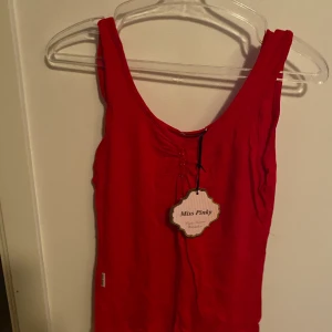 Linne röd - Ny röd linne i small storlek för 40kr