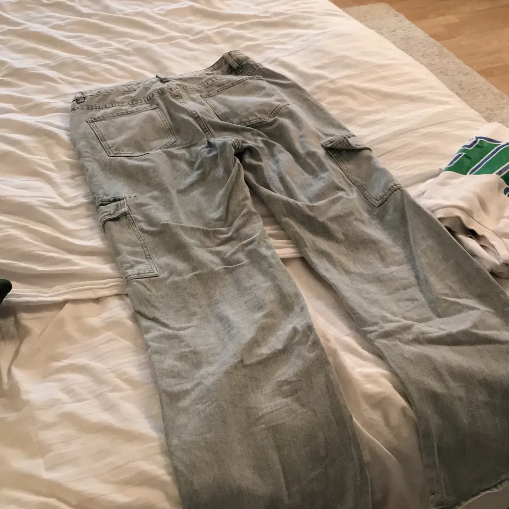 Straightleg cargo jeans i ljus tvätt, köpare står för frakt . Jeans & Byxor.