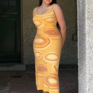 House of sunny DUPE - jättefin house of sunny dupe, den är strl L men passar M också! Superfin färg. Använd 2 gånger så grymt skick. Skriv om ni vill ha egna bilder.