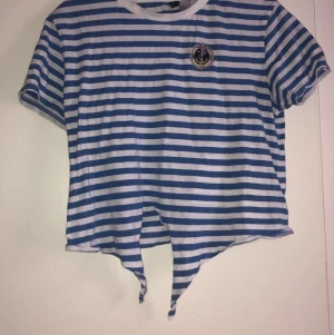 T-shirt - Säljer en tröja i storlek M. Tröjan är endast använd 1-2 gånger . Nypris 150kr säljer den för 45kr