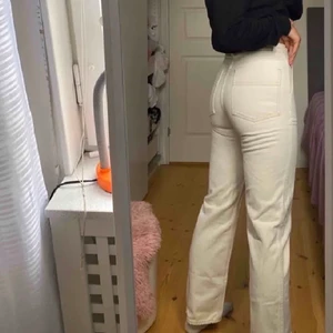 Beiga Weekday byxor  - Säljer dessa fina byxor från Weekday, köpte de från en annan person här på Plick (bilderna är lånade från henne). Har endast använt de en gång då de är lite för stora för mig. De är i bra skick! Priset kan diskuteras.