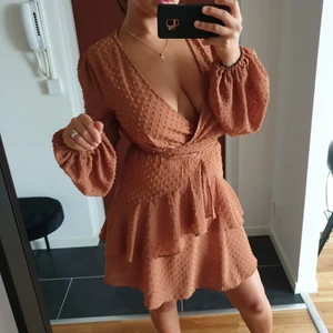 SÖT SOMMAR KLÄNNING  - En söt klänning i en vacker karamell färg! Aldrig kommit till användning! Storlek 38! Köparen står för frakten!