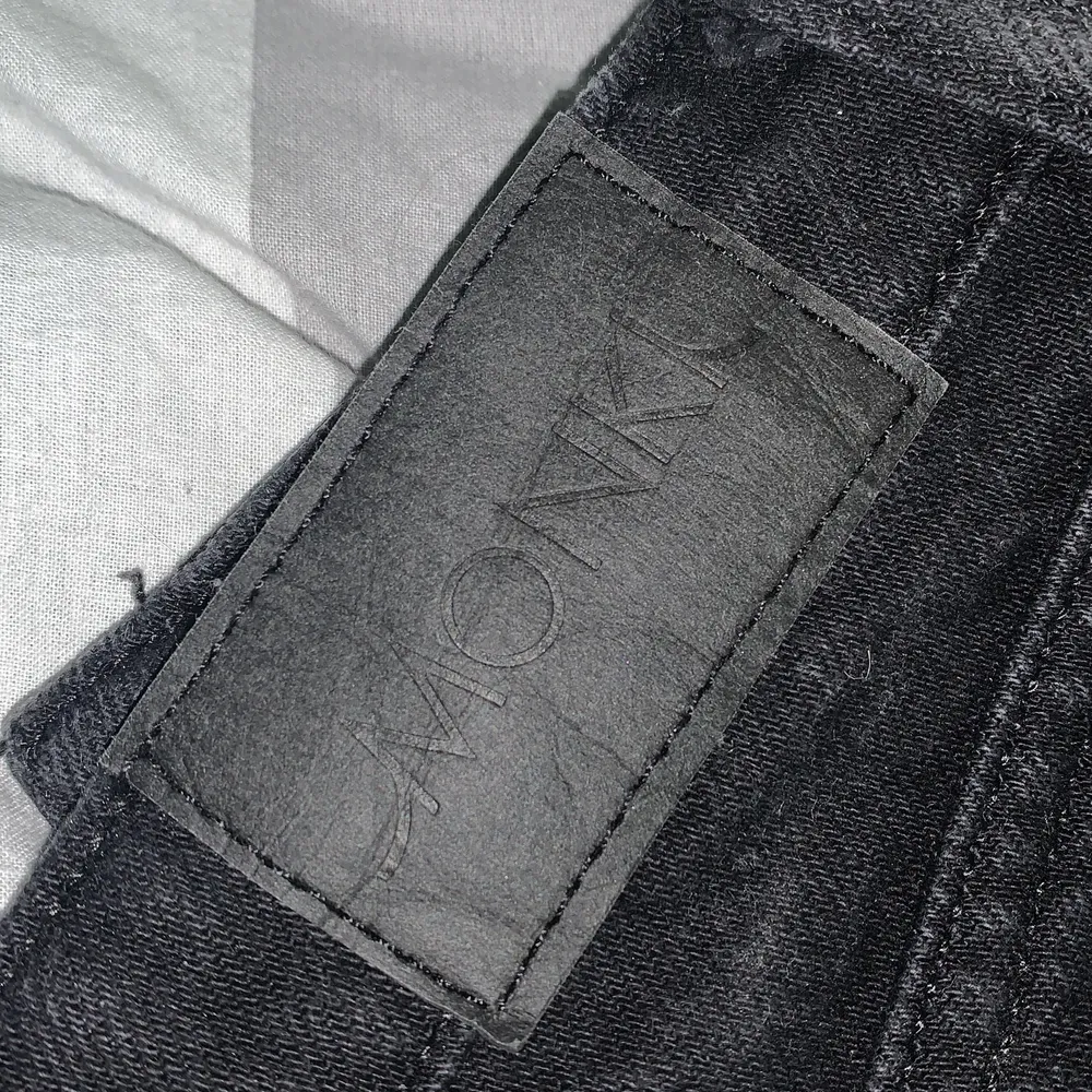Säljer mina monki jeans eftersom dom är förkorta för mig som är 170cm, knappt använda så i väldigt bra skick, skriv privat för fler bilder🥰. Jeans & Byxor.