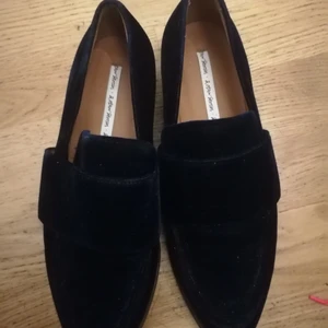   Other stories fancy shamoa shoes 37 size  - Never wore them 