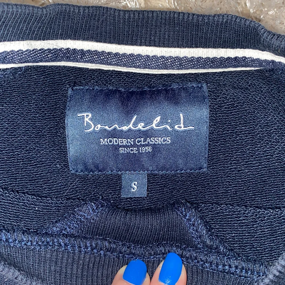 En blå tröja köpt från Bondelid. Den är köpt på herravdelningen i storlek S, men passar mig som har XS. Den är lite oversize💗 för mer bilder kontakta gärna mig!💗. Tröjor & Koftor.