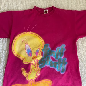 Vintage looney tunes t-shirt - En snygg oversize rosa t-shirt med coolt tryck i bra skick!! Storlek L. Priset kan diskuteras. Köpt på depop💕