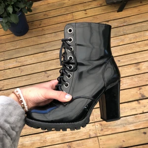 AS COOLA SKOR (stl 36) - Säljer ett par häftiga skor i storlek 36! Säljer dem då dem tyvärr blivit för små:( Dem har dragkedja och snören samt mellan stor klack. Köpte dem för 400kr och säljer dem för 155kr (plus frakt)