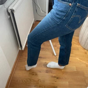 Levis jeans cropped 501 - Säljer mina 501 cropped jeans från Levis då de inte kommer till användning längre, nästan aldrig använt de så de är i bra skick! Stretchiga vid midjan. Köparen står för frakt 💓