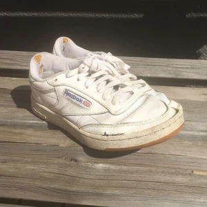 Reebok Club C - Väl använda och rätt slitna reebok club c i stl 39. Som sagt, slitna men fortfarande en fin modell! Köparen står för frakt :)