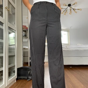 Byxor NAKD - Byxor från NAKD storlek 32. Stora i storleken, jag bär oftast 34 eller 36