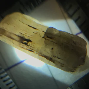 Kvarts stenar  - Alla mina stenar är fotograferade med lup. Jag skriver ner den riktiga storleken här nedan.                          Sten nr 1: storlek: 22mm x 7mm.                             Sten nr 2 storlek: 20mm x 6mm pris 20kr styck