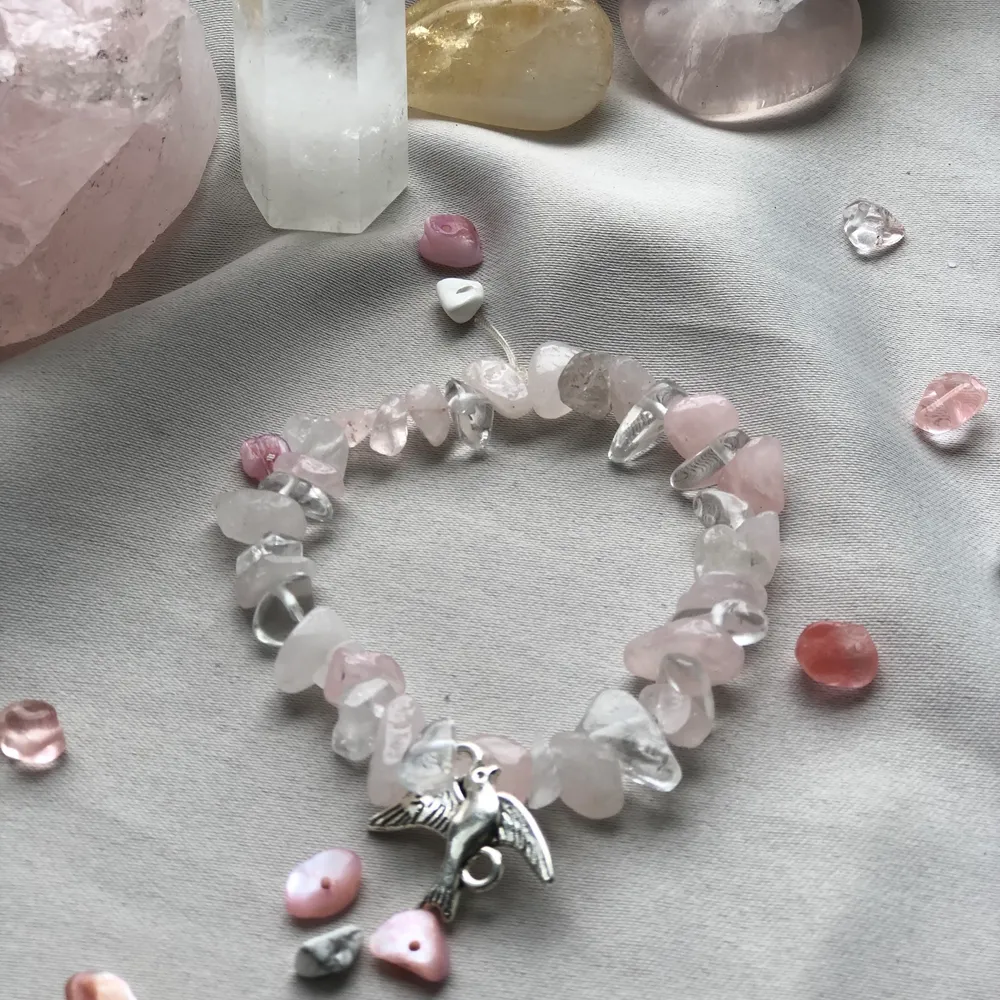 Clear quartz amplifies the energies of the rose quartz. Wear daily to protect your energy and bring more love in to your life ❤️. Accessoarer.