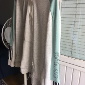 Adidas hoodie - Använd ett fåtal gånger. Inköpt i juni för 600kr.