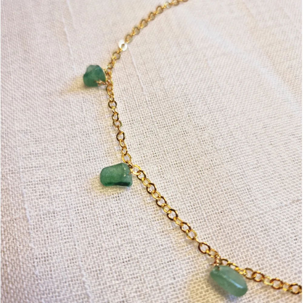 Guldfärgat halsband med små kristaller av grön aventurin 💎 Kedjan är ca 40 cm lång, och passformen går att justera. Skickas i vadderat kuvert via postnord. . Accessoarer.