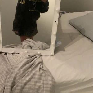 Svart black army hoodie - Fundersam över att sälja denna black army hoodie för ett bra pris. Superskön. Snygg till allt! Buda!