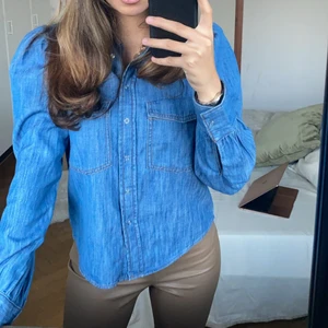 Jeansskjorta från zara  - Skitttfin skjorta från zara köpt för någon månad sedan🤎 buda gärna 