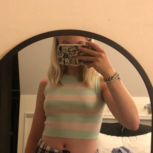 Randig zara topp - Säljer nu min randiga zara topp💕 den är helt slutsåld och är bara använd 1 gång. Om fler är intresserade blir det budgivning! Jag är inte säker vad frakten blir men inte mer än 40 utan spårbar! 