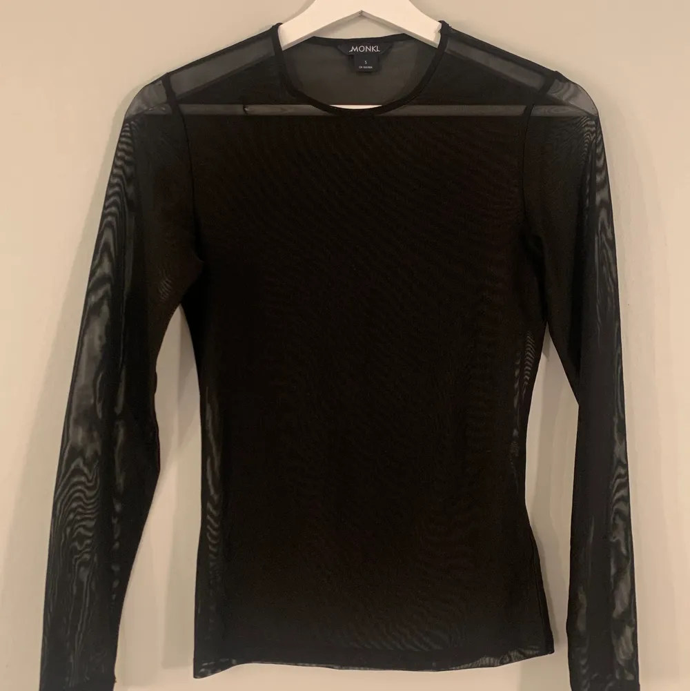 svart mesh tröja från monki. perfekt för ”layering” dvs att ha under andra klädesplagg! väldigt bra skick då den endast använts 2-3 gånger :). Toppar.