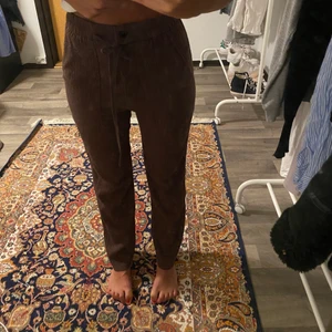 Linnebyxor från zara  - Bruna linnebyxor från zara, köpta i vintras! Är 165 och de passar perfekt på mig på längden, och i bredden sitter de lite mer löst❤️