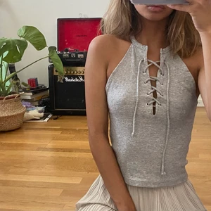 Bikbok grå halter topp  - Bra skick halter topp från Bikbok storlek S. 40kr