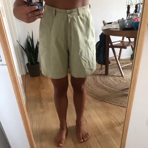 Mockashorts - Längre shorts i mocka. Ljusgrön i färgen. Från märker Mae Harder. Storlek S. Fint skick. 
