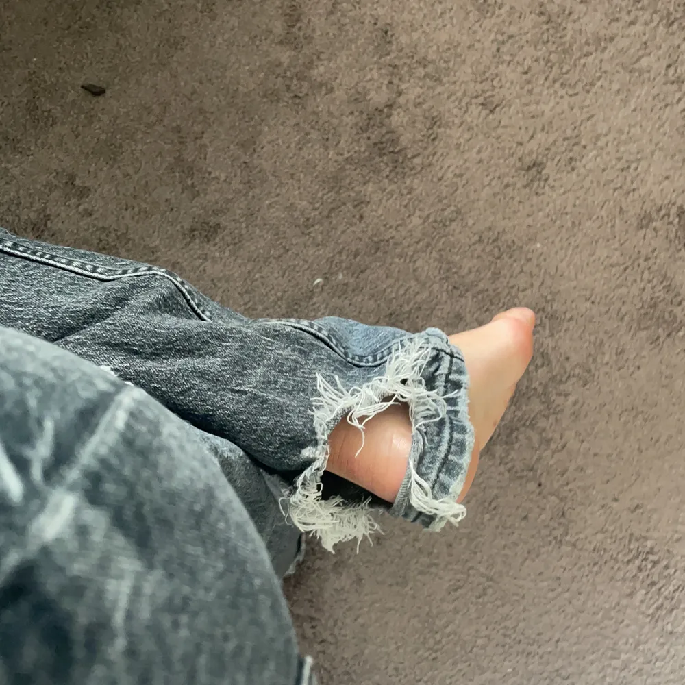 Säljer mina älskade Zara jeans som är slutsålda nästan överallt. Dom är som nya, är i storlek 34/36. . Jeans & Byxor.