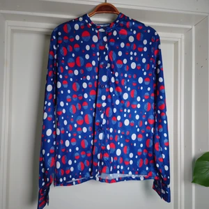 Vintageblus - Toppenfin vintageblus i silkigt material, ingen märkning men bör passa M? ?