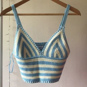 Crochet topp  - Super söt topp som är så trendig just nu. Säljer för att den inte kommer till användning för den är lite stor. Aldrig använd och superbra skick! Kom privat för mer info eller intresse! Bud på 200kr