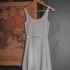 Kort klänning i storlek small  - Skönt material, cirka 90 cm längd från axeln. Har ej använt den så ofta så den är i väldigt fint skick! 