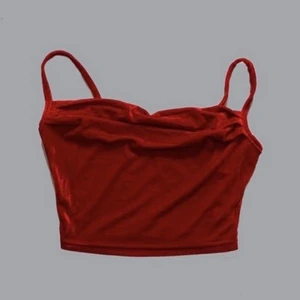 — S O M M A R —  L O P P I S —      Rött linne - Rött linne, har cowl neck vilket va sjukt populärt på 90-talet och 2000. Croppad, av sammet imitation. Färgen är mera röd röd än på bilderna. Köp flera plagg från mitt sommar loppis och få extra 20% rabatt på hela köpet och billigare frakt 