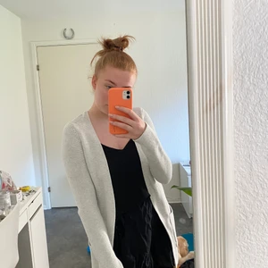 Lång stickad kofta - En lång superskön stickad kofta! Passar till alla årstider och har en fin färg och mönster❤️ Använd fåtalet gånger