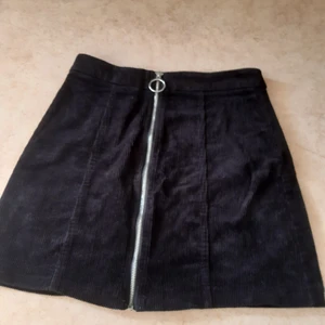 Manchester kjol - Säljer en ursnygg Manchester kjol i storlek S/36. Kan mötas I Växjö. Spårbar frakt 66 kr. 