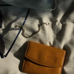 Louis Vuittion epi leather coin pouch - Intressekoll på denna fina, lite vintage LV coin pouch med plats för några kreditkort oxå.