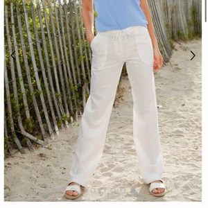 Vita linnebyxor - Säljer dessa skitsnygga linnebyxor😍 De är helt oanvända, endast testade. Hör av dig vid instresse!💕 (Bud börjar på 300kr)