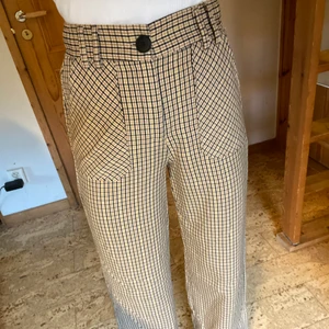 Rutiga byxor  - Jättesköna byxor storlek S från Bershka. Högmidjade och går över foten på mig som är 165cm 🌸 frakt tillkommer på 66kr 