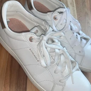 Björn Borg sneakers - Säljer dessa vita Björn Borg sneakers pga de är för små för mig! Väldigt gott skick Strl 38 Nypris 799 Säljes för 300 inkl spårbar frakt