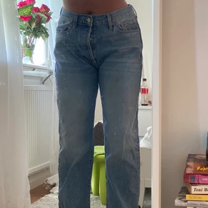 Straight leg jeans - Sprillans nya (endast provade) jeans från lager 157! 30/32 men passar mig som är en S/(M) i midjan🤩 ser ut som ett par Zara/NAKD straight leg jeans✨✨ Nypris: 300
