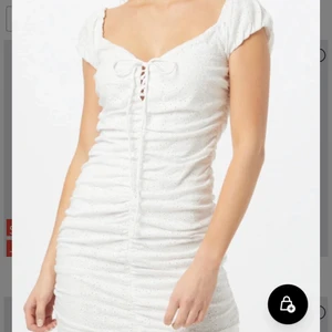 Guess klänning - Säljer nu min fina studentklänning från Guess som även kan användas bara till vardags. Endast använd 1 gång. Nypris ligger på 1160 kr💘