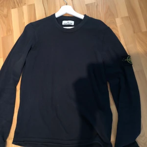Stone Island Knitwear - En mycket fin Stone Island tröja i nyskick. Endast använd ett fåtal gånger och såklart äkta. Köptes på NK för cirka 2500kr. Plagget är i storlek medium och passar tts. Högst budande gäller annars 700.