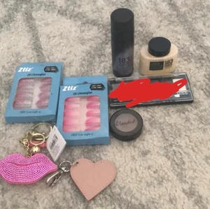 Smink kit💄 - Ett smink kit, köp hela för 50kr elr 10kr styck, innehåll: 2 nyckelringar, 2 lösnaglar, en liten ögonskugga, en ögonskuggs palett❌, ett lös puder & highlighter spray💗💗Skriv för frågor eller bilder 🌸